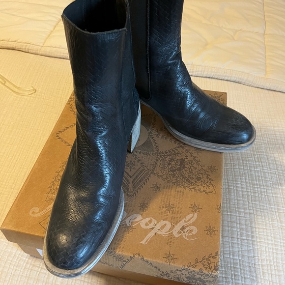 Free People Essential Chelsea Boot size 40 - Picture 10 of 16